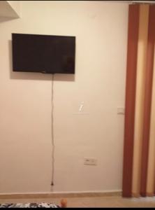 a flat screen tv hanging on a wall at BetaBlue Apartament in Saturn