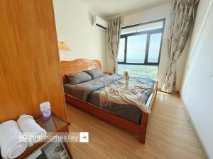 a bedroom with a bed and a large window at StarviewBay Forest City 2B1R Cozy Condo in Gua Sai