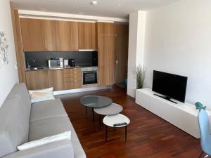 a living room with a couch and a tv at Precioso Apartamento en la Playa de Illa de Arousa in Isla de Arosa
