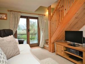 a living room with a flat screen tv and a couch at 2 Bed in Kilkhampton TRDAI in Kilkhampton