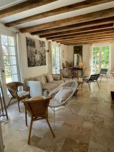 Posezení v ubytování Villa de charme, 6 chambres, grand parc arboré