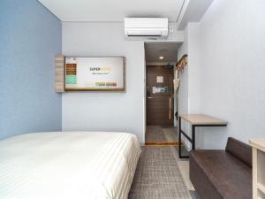 Katil atau katil-katil dalam bilik di Super Hotel Shiga Nagahama Tennen Onsen