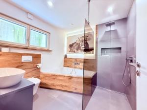Baðherbergi á Ferienwohnung Allgäutraum - hochwertig, mit Whirlpoolwanne und Kaminofen