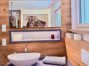 Baðherbergi á Ferienwohnung Allgäutraum - hochwertig, mit Whirlpoolwanne und Kaminofen