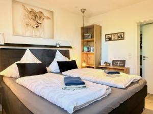 Rúm í herbergi á Ferienwohnung Allgäutraum - hochwertig, mit Whirlpoolwanne und Kaminofen