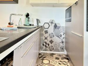 Eldhús eða eldhúskrókur á Ferienwohnung Allgäutraum - hochwertig, mit Whirlpoolwanne und Kaminofen