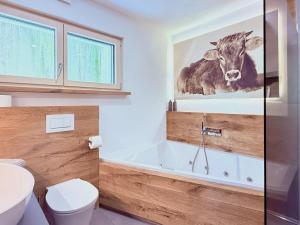 Baðherbergi á Ferienwohnung Allgäutraum - hochwertig, mit Whirlpoolwanne und Kaminofen