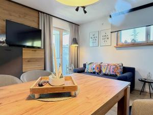 Sjónvarps- og/eða afþreyingartæki á Ferienwohnung Allgäutraum - hochwertig, mit Whirlpoolwanne und Kaminofen