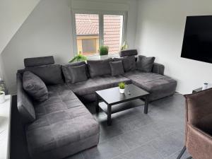 a living room with a couch and a table at Ferienwohnung Reinsdorf in Büddenstedt