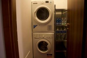 lavadora y secadora en una habitación en Appartamento Mandiri, en San Casciano in Val di Pesa