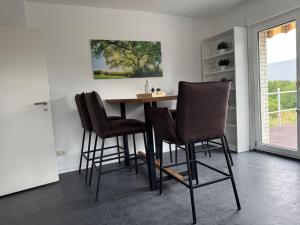 a dining room with a table and four chairs at Ferienwohnung Reinsdorf in Büddenstedt