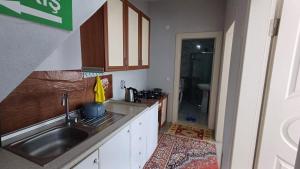 a small kitchen with a sink and a sink at KESKİN günü birlik konut in Macka
