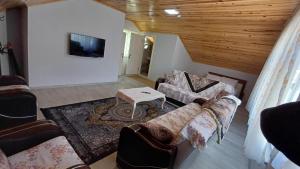 a living room with couches and a table at KESKİN günü birlik konut in Macka