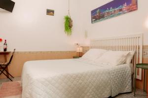 sypialnia z łóżkiem z białą kołdrą w obiekcie Aire Hostal en Los Alcores w mieście El Viso del Alcor