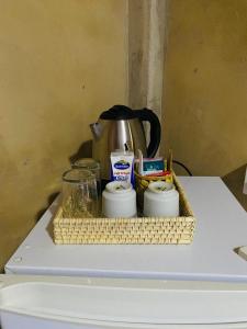 Příslušenství pro přípravu čaje a kávy v ubytování Kataragama Homestay