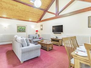 a living room with a couch and a tv at Cedar Barn - Ukc5406 in Banham