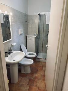 Ένα μπάνιο στο Relax in Olbia Apartment with Private Garden 2 Bedrooms