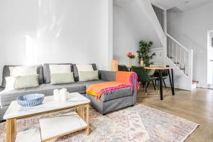 a living room with a couch and a table at 2-Bedroom House Hoolloomooloo Good for 6 Guests in Sydney +39 photos