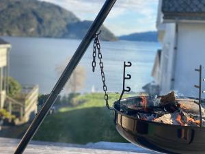 SaudaThe View的阳台上的火坑，可欣赏水景