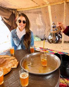 Nápoje v ubytování Erg Chebbi Romantic Desert Camp
