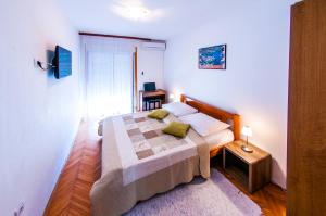 Dormitorio pequeño con cama y mesa en Rooms Rajič, en Split