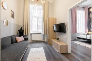 Una sala de estar con un sofá y un televisor. en W33 - Prime Location - Comfortable Quality Apartments by BQA, en Budapest 34 fotos más