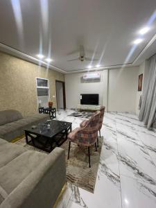 木尔坦Luxury Condo in Central Multan with Self Check-In的带沙发和桌子的客厅