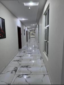 木尔坦Luxury Condo in Central Multan with Self Check-In的建筑中铺有大理石地板的走廊 更多5张照片