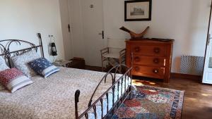 1 dormitorio con 1 cama, vestidor y silla en Le mas des louquiers, en Mons