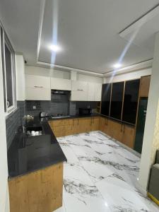 木尔坦Luxury Condo in Central Multan with Self Check-In的空荡荡的厨房，铺着大理石地板
