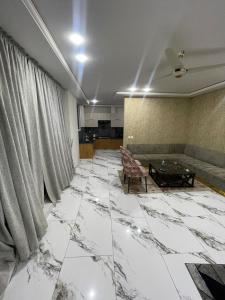 Luxury Condo in Central Multan with Self Check-In的休息区