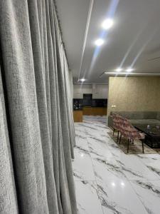Luxury Condo in Central Multan with Self Check-In的休息区