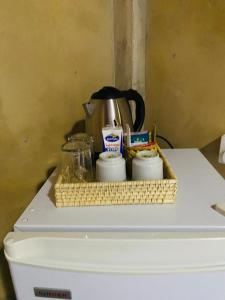 Příslušenství pro přípravu čaje a kávy v ubytování Kataragama Homestay