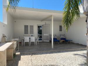 un patio con sedie, tavolo e sedie di Albachiara a Sant'Isidoro
