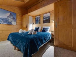 sypialnia z łóżkiem z niebieską kołdrą w obiekcie Duplex confortable au cœur de Tignes Val Claret, 3 chambres, proche centre et navettes - FR-1-641-14 w mieście Tignes