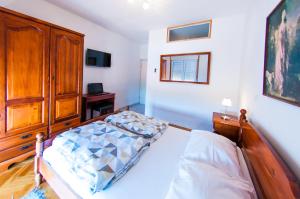 Voodi või voodid majutusasutuse Rooms Rajič toas