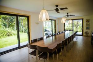 une grande salle à manger avec une longue table et des chaises dans l'établissement YenYen Villa - 2000m2 villa in Tam Dao Golf Course, à Làng Hạ