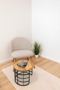 a chair and a table in a room at City Apartment in Siegen Parkplatz WLAN Autobahn in Siegen