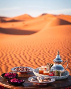 Příslušenství pro přípravu čaje a kávy v ubytování Erg Chebbi Romantic Desert Camp