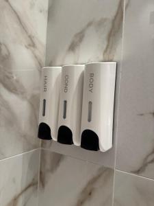 Dos cepillos de dientes eléctricos en una pared de un baño. en Daisy Rooms Cinque Terre, en La Spezia