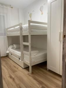quelques lits superposés dans une chambre dans l'établissement Amplio apartamento, playa, tren, à Malaga 25 autres photos