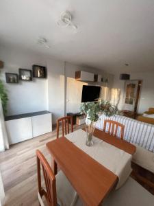 une cuisine et une salle à manger avec une table et des chaises dans l'établissement Amplio apartamento, playa, tren, à Malaga