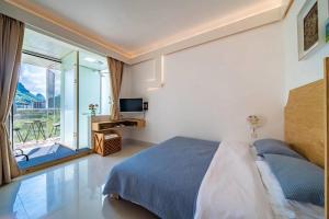 una camera da letto con un letto e una porta scorrevole in vetro di Yangshuo Durian Guesthouse 阳朔榴莲间民宿 a Yangshuo