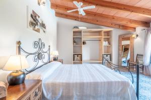 A bed or beds in a room at Rustica En Porto Colom-es Sequer