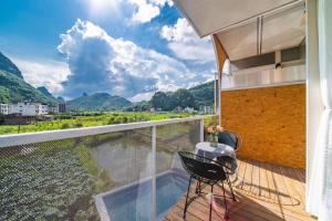 un balcone con tavolo e sedie su una terrazza di Yangshuo Durian Guesthouse 阳朔榴莲间民宿 a Yangshuo