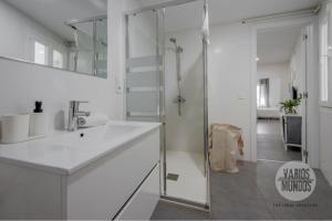 Un baño blanco con lavabo y ducha. en Descubre Madrid para 5, al pie de Gran Vía E2, en Madrid