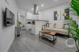 una sala de estar con un sofá y una mesa en Descubre Madrid para 5, al pie de Gran Vía E2, en Madrid
