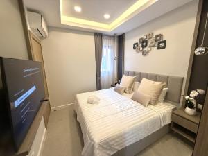 Ένα ή περισσότερα κρεβάτια σε δωμάτιο στο Zensiri Stylish Brand New Pool Villa