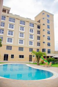NarokMara Frontier Hotel的一座大型建筑,前面设有一个游泳池