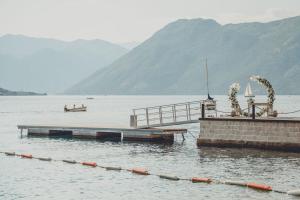 科托尔HUMA Kotor Bay Hotel and Villas的湖中码头,有船 更多37张照片